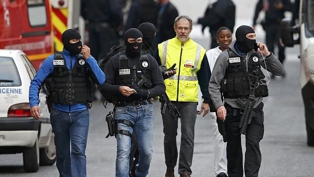Policía francesa durante la pasada operación antiterrorista en Saint-Denis