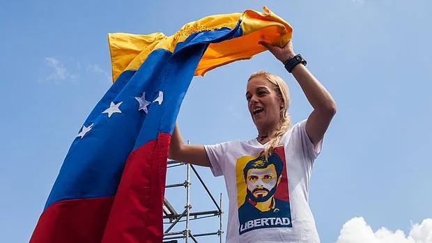 Lilian Tintori, esposa del líder opositor encarceladoLeopoldo López, asiste a un acto de campaña este domingo