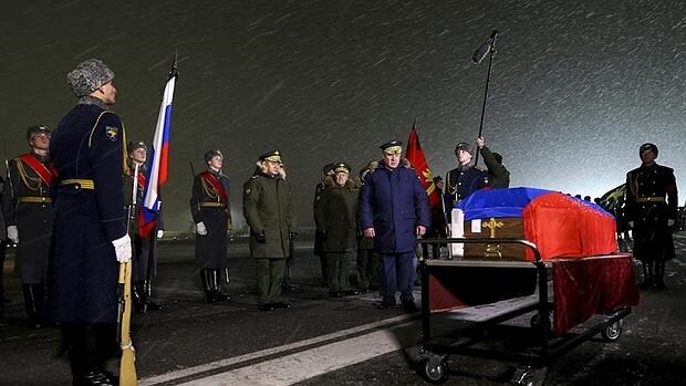 Fotografía facilitada por el Ministerio de Defensa ruso que muestra la llegada al aeropuerto militar deChkalovsky, en Moscú