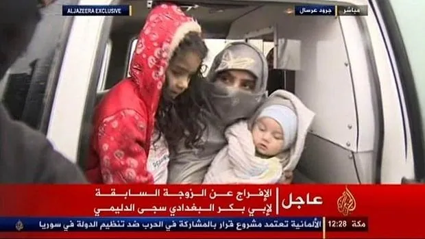 Al Dulaimi,, con dos de sus hijos, tras ser liberada por el Ejército libanés