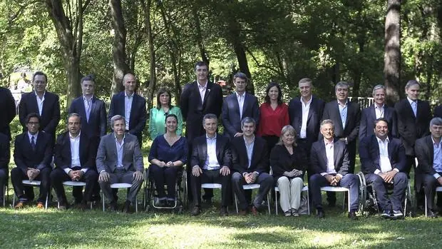 Mauricio Macri (c), presidente electo de Argentina, posa hoy