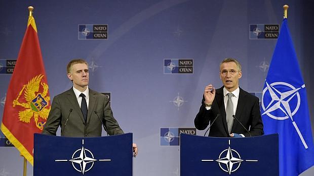 El secretario general de la OTAN, Jens Stoltenberg (dcha.), junto a Igor Luksic