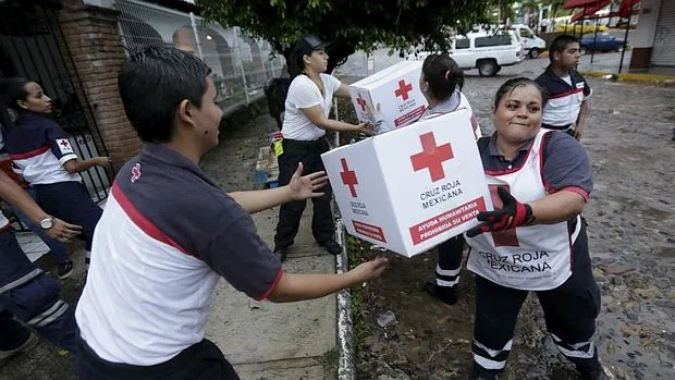 Voluntarios de la Cruz Roja ofreciendo ayuda humanitaria en Puerto Vallarta (México)