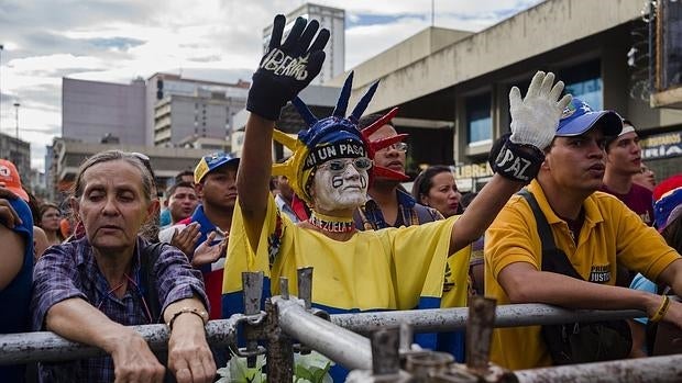 Partidarios de la oposición en un acto de cierre de campaña en Chacaíto, Caracas