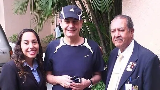 José Luis Rodríguez Zapatero, entre dos trabajadores del Country Club de Caracas - José León