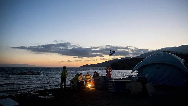Socorristas a la espera de refugiados en una playa de la isla griega de Lesbos