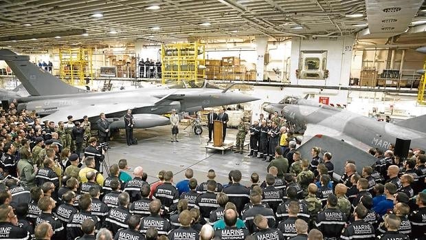 El presidente Hollande se dirige a la tripulación del portaaviones Charles de Gaulle, frente a las costas de Siria