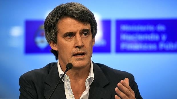 El ministro de Hacienda argentino, Alfonso Prat Gay, en una rueda de prensa este miércoles en Buenos Aires