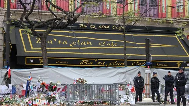 Flores y mensajes de condolencia frente a la puerta de la sala Bataclan de París