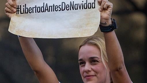 Lilian Tintori, esposa del opositor Leopoldo López, durante un concierto para celebrar la victoria de la MUD