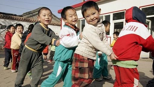 Grupo de niños chinos juegan en Pekín