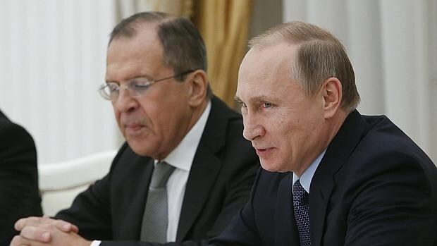 El presidente ruso, Vladímir Putin (d) y su ministro de exteriores, Serguéi Lavrov (i), asisten a una reunión con el secretario de Estado de EEUU, John Kerry (fuera de imagen)