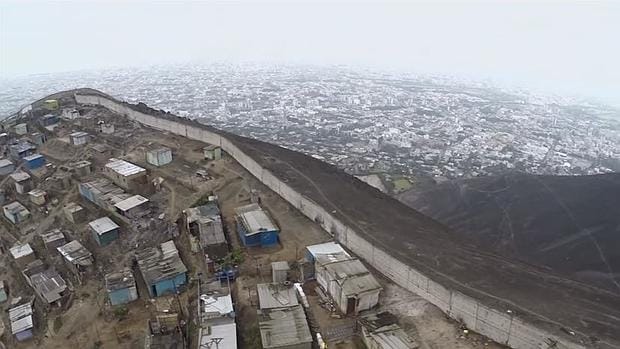 La zona rica de Lima, separada de la pobre por un muro