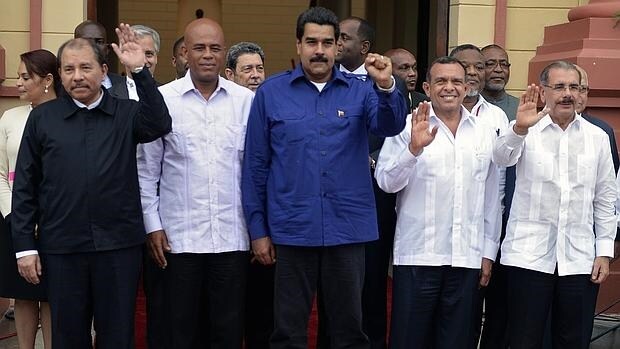 Nicolás Maduro, en el centro, con mandatarios de países de Petrocaribe, durante una cumbre en Caracas