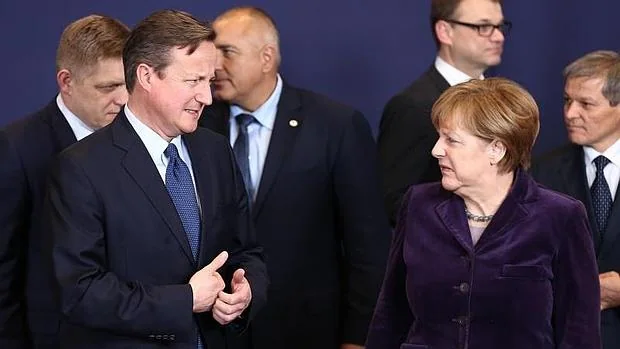 David Cameron y Angela Merkel, antes de la reunión del Consejo Europeo