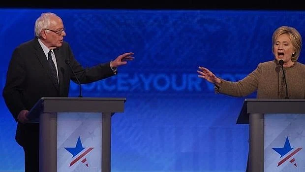 Sanders y Clinton, durante el debate