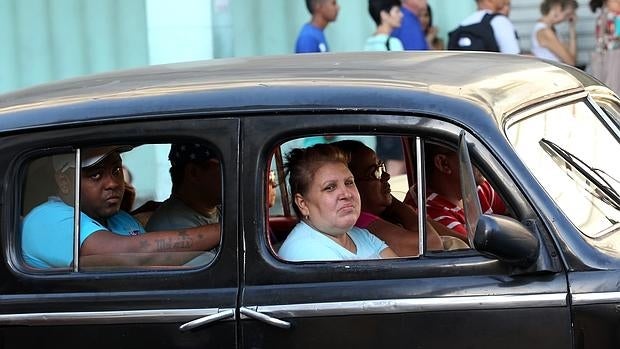 Un antiguo taxi colectivo, de fabricación estadounidense, circula por una calle de La Habana