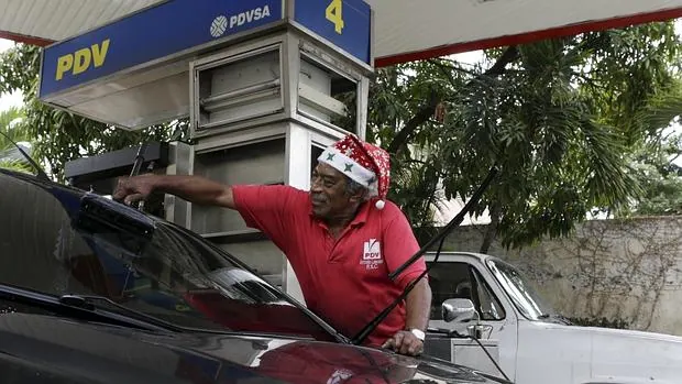 Empleado de una gasolinera de PDVSA en Caracas