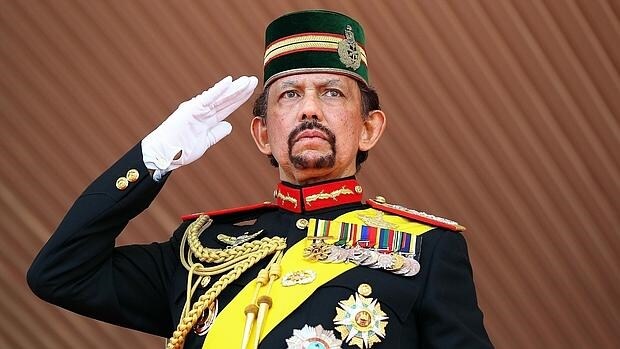 Saludo del sultán de Brunei, Hassanal Bolkiah, durante la celebración de su 68 cumpleaños en Bandar Seri Begawan, en agosto de 2014