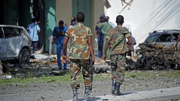Soldados sonalíes en el lugar de un atentado en Mogadiscio este mes REUTERS