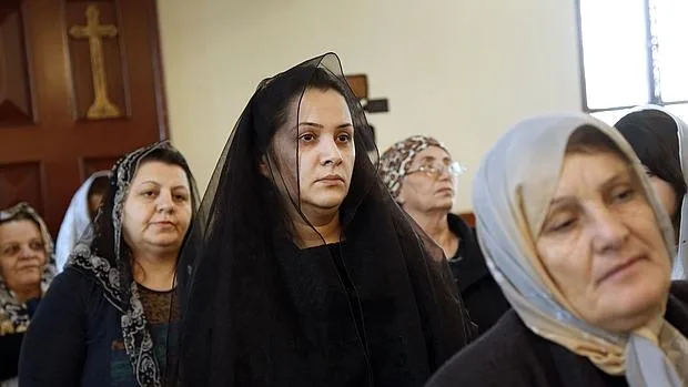 Cristianos asirios en la misa de Navidad en una iglesia de Beirut