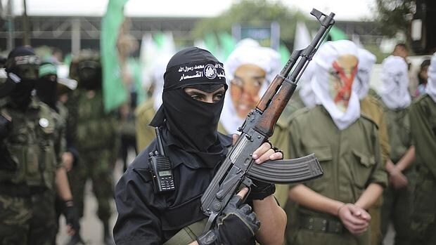 Un militante de Hamás porta un arma en un acto del movimiento islamista