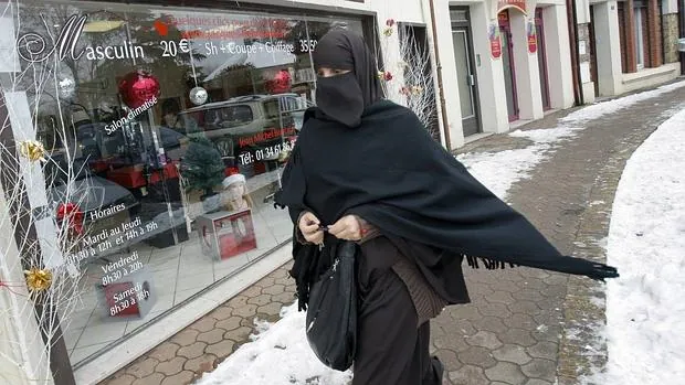 Una mujer musulmana pasea por Saint-Denis, cerca de París