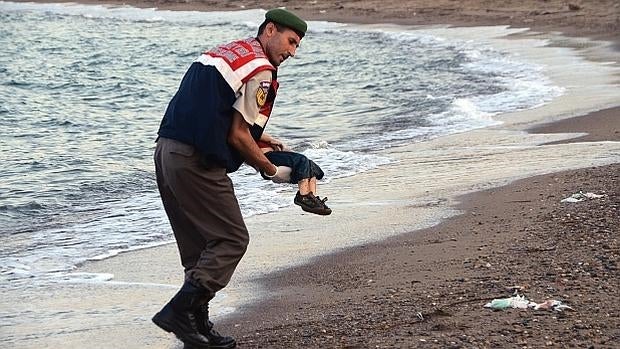 Imagen que dio la vuelta al mundo, en la que un policia recoge el cuerpo sin vida de Aylan