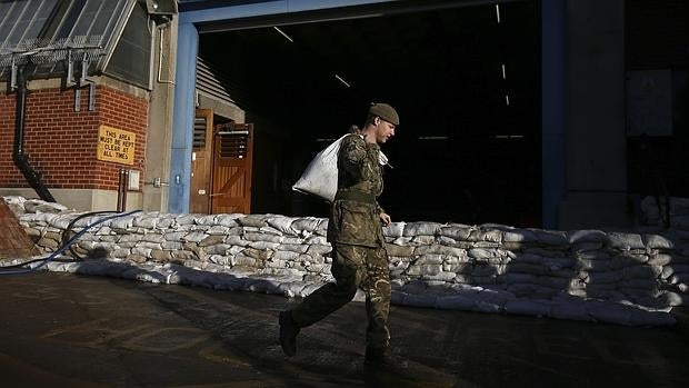 Un soldado trabaja en las barreras contra inundaciones que se están levantando en la ciudad inglesa de York