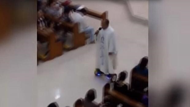 Un sacerdote es sancionado por oficiar la misa de Navidad sobre un patinete eléctrico en Filipinas