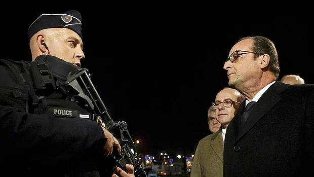 François Hollande saluda a un policía en París
