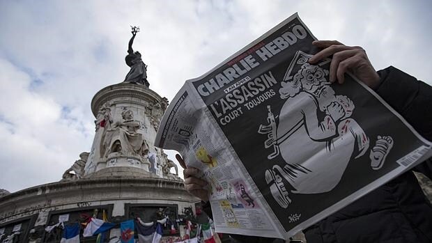 Un hombre lee el número de «Charlie Hebdo» que conmemora la matanza