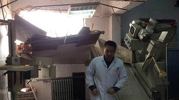 Departamento de radiología de un hospital de la ciudad de Zhengzhou, destruido por sorpresa por las excavadoras