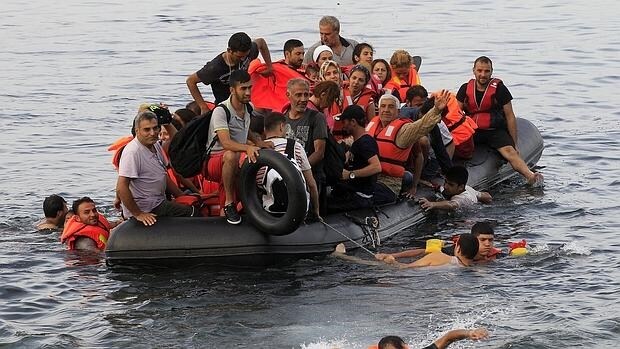 Refugiados sirios llegan en una lancha neumática a la isla de Lesbos, Grecia, tras cruzar el Mediterráneo el pasado 9 de septiembre de 2015.