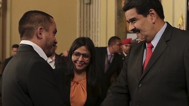 Nicolás Maduro saludo a Luis Salas tras su nombramiento como titular de Economía Productiva, este miércoles en el Palacio de Miraflores