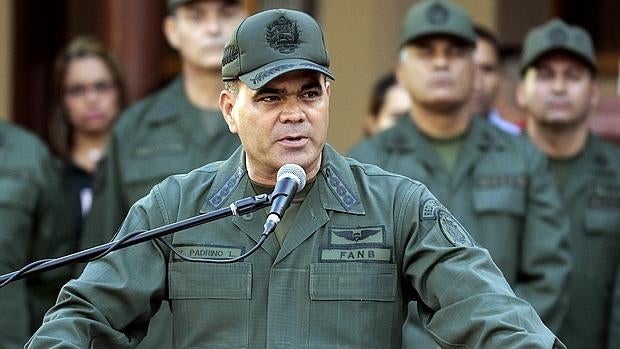 El ministro de Defensa venezolano tacha de «faltas de respeto» la retirada de los retratos de Chávez y Bolívar