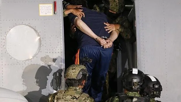 «El Chapo», durante su traslado de vuelta a la prisión del Altiplano