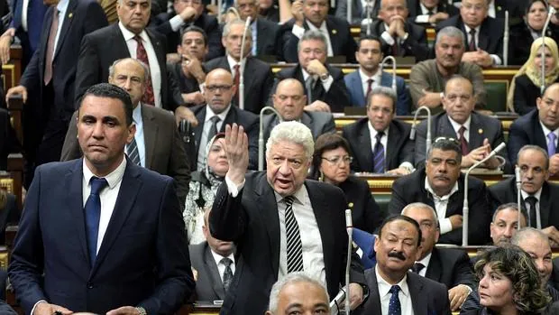 Un diputado egipcio habla durante la sesión inaugural del Parlamento