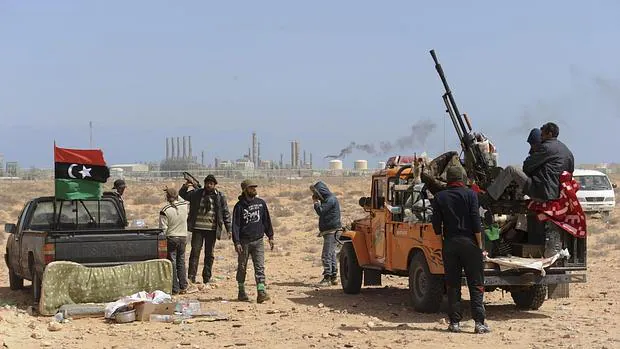 Rebeldes ante instalaciones petrolíferas de Ras Lanuf en 2011, asaltadas estos días por Daesh