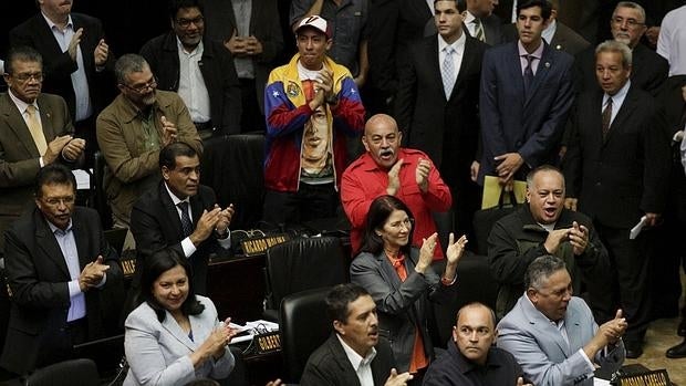 La Asamblea venezolana acata la sentencia del Supremo y separa a los tres diputados suspendidos