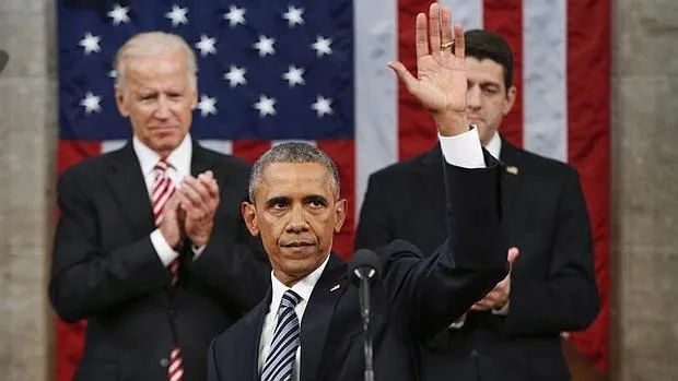 Obama saluda durante su discurso en el Debate de la Unión