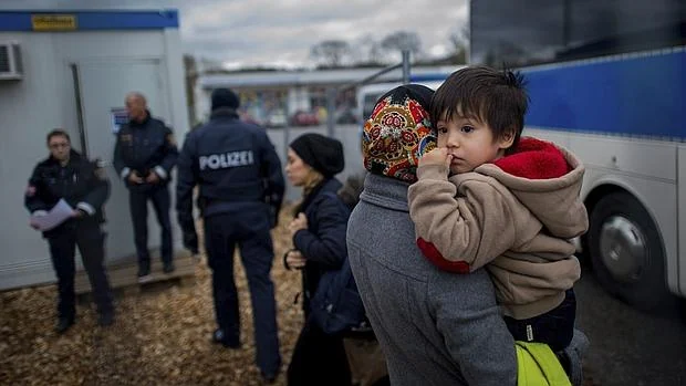 Varios refugiados llegan al campamento temporal después de que la policía alemana les enviara de vuelta a Austria, el 12 de enero