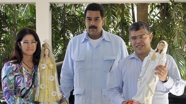 Elías Jaua (d), con Nicolás Maduro y su mujer, Cilia Flores, durante un viaje a Cuba