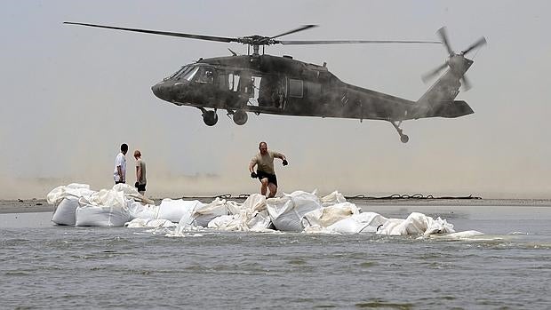 Chocan dos helicópteros militares de EE.UU. con 12 tripulantes en Hawai