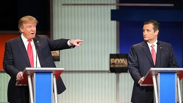Donald Trump y Ted Cruz durante el debate republicano de este jueves
