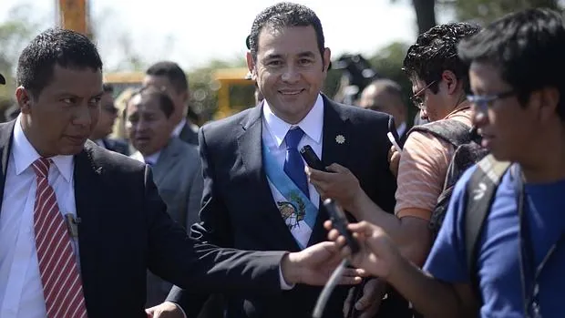 Jimmy Morales (c), con los medios de comunicación, el día de su investidura, el pasado jueves en la capital de Guatemala