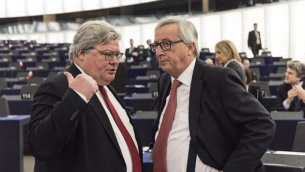 Juncker (derecha) antes del inicio de la sesión plenaria de hoy del Parlamento Europeo en Estrasburgo