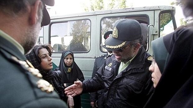 Un policía increpa a una mujer en Teherán por no portar correctamente el velo