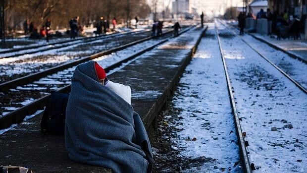 Una refugiada abraza a su hijo mientras espera un tren en Presevo, al sur de Serbia