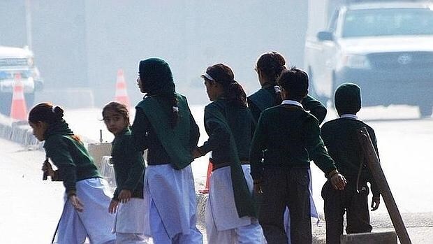 Niños logran salir del colegio de Peshawar, en diciembre de 2014